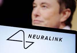 تصویر نشان‌واره «نیورالینک»و عکس ایلان ماسک را نشان می‌دهد
